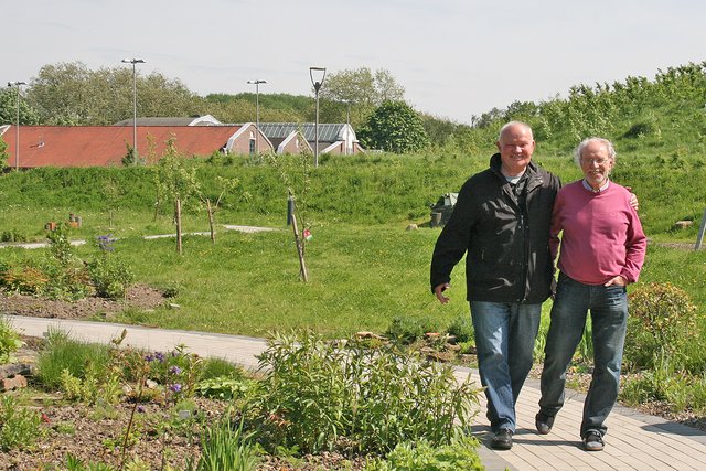 Jürgen Thoms und Ulrich Schäde im Naturgarten der Anlage. Im Hintergrund die Flottmannhallen Herne