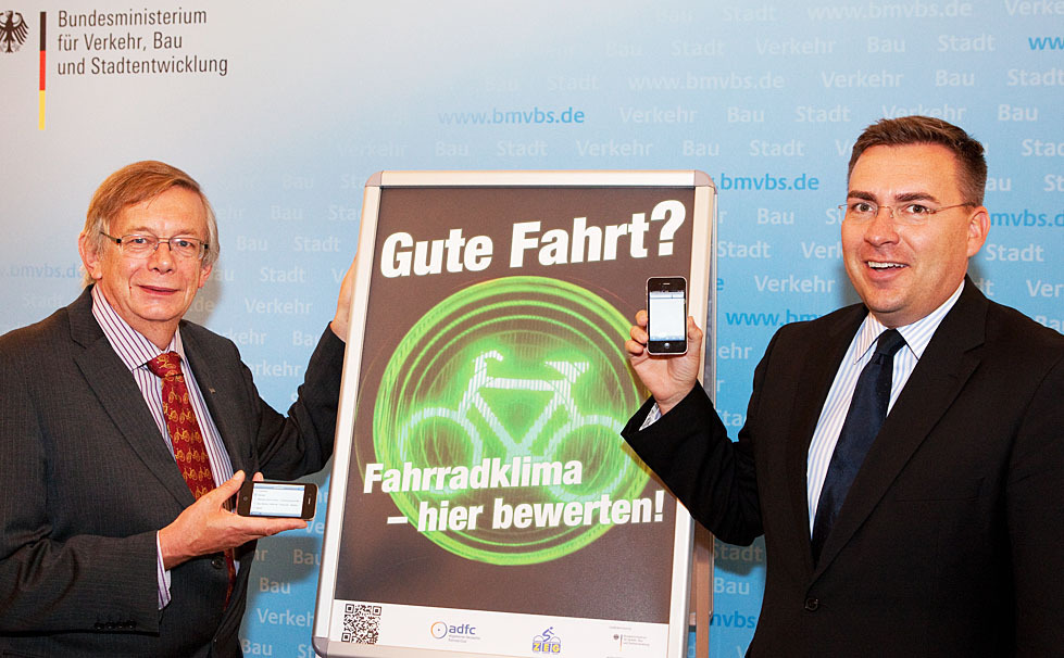 Ludger Koopmann, ADFC, und Jan Mücke MdB geben den Startschuss für den Fahrradklima-Test