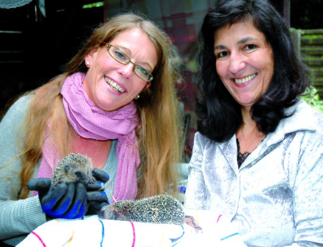 Sind stolz auf ihren tierischen Nachwuchs: Mira Lemanski (links) und Pia Olsfelder.