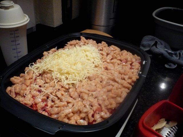 Jetzt noch reichlich Käse über den Auflauf streuen.