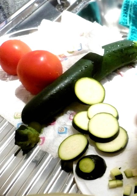 Die Tomaten werden in ganz kleine Würfel geschnitten.