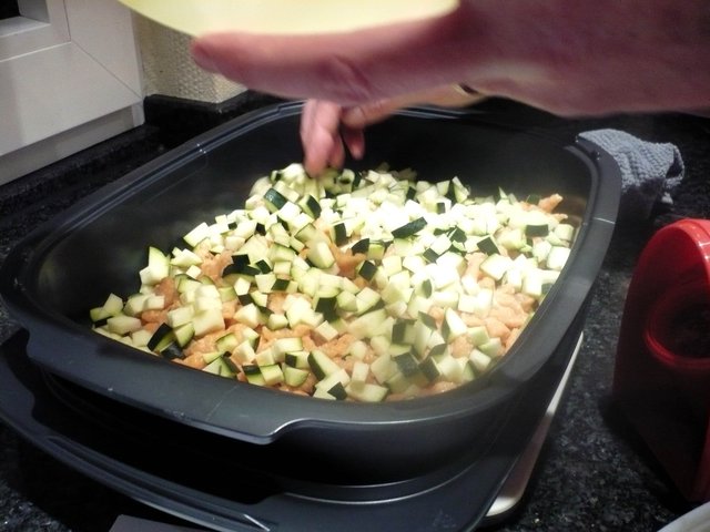 Die Spätzle sind abgetropft; in einer Auflaufform wird der Boden damit bedeckt. Darüber kommen nun die Zuchinistücke...