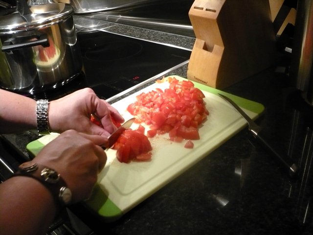 Die Tomaten werden in ganz kleine Würfel geschnitten.