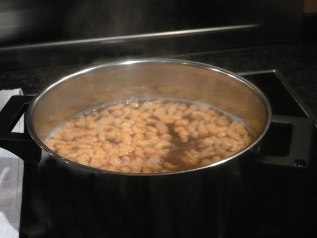 Mit einer Spätzlepresse oder Spätzlebrett wird der Teig in kochendes Salzwasser gegeben. Es dauert nur ganz kurz, und schon schwimmen die Spätzle an der Oberfläche. Mit einer Schaumkelle oder einem kleinen Sieb werden sie von der Oberfläche abgeschöpft und in ein Sieb zum Abtropfen gegeben.