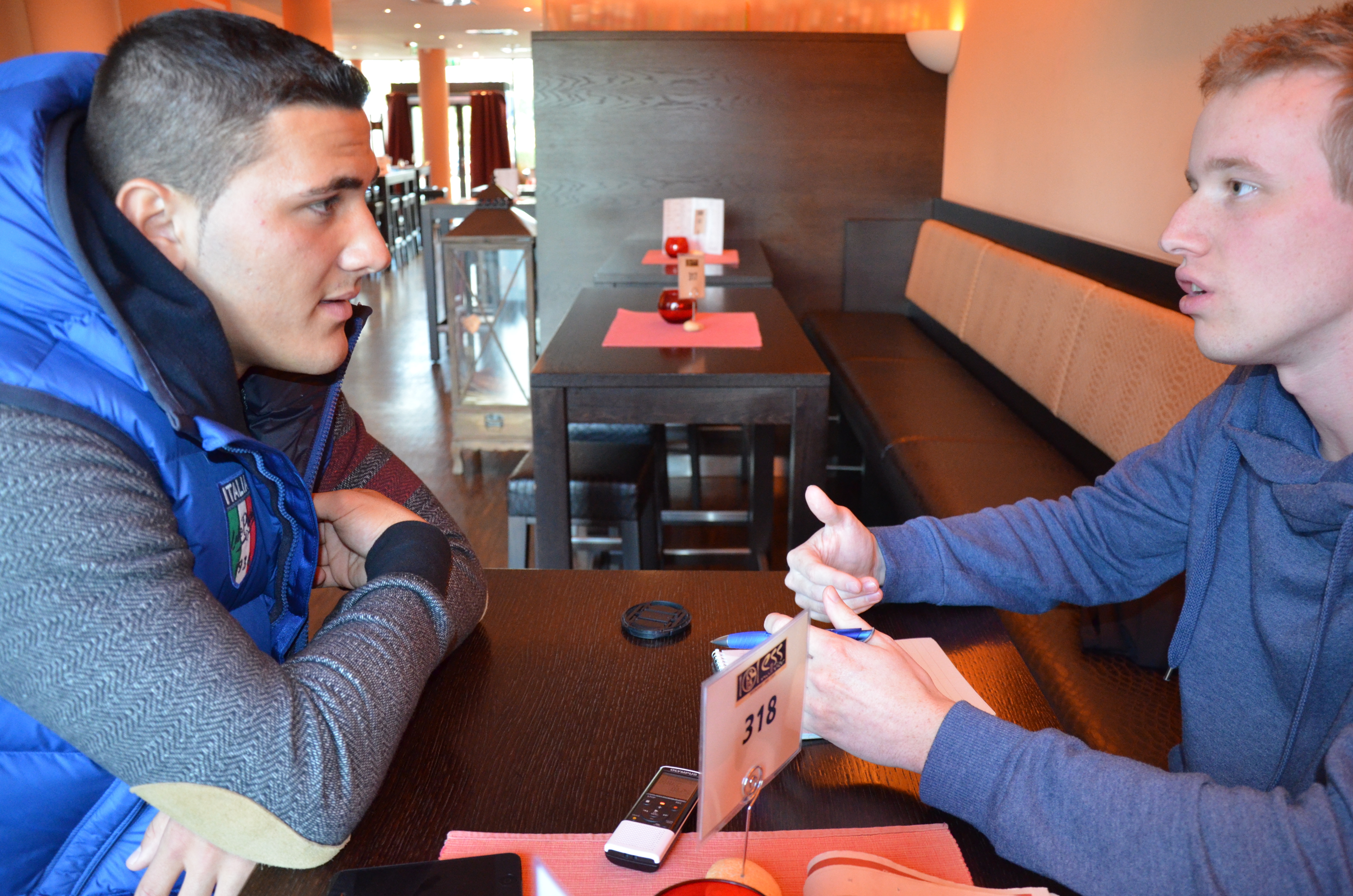 Raphael Wiesweg vom Stadtspiegel im Gespräch mit Sead Kolasinac (l.) vom FC Schalke 04. Der erst 19-Jährige deutsche U20-Nationalspieler mit bosnischen Wurzeln, erlebte in den letzten Monaten einen rasanten sportlichen Aufstieg.
