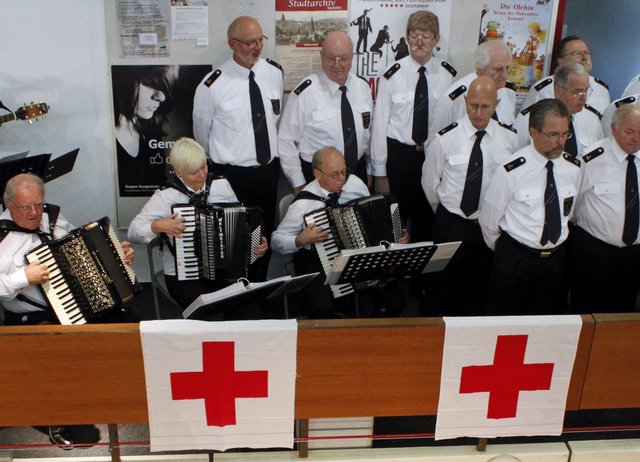 Seit vielen Jahren ist der Iserlohner Shanty-Chor ein fester Bestandteil des DRK-Basars und sorgt für gute Laune auch an grauen Novembertagen.