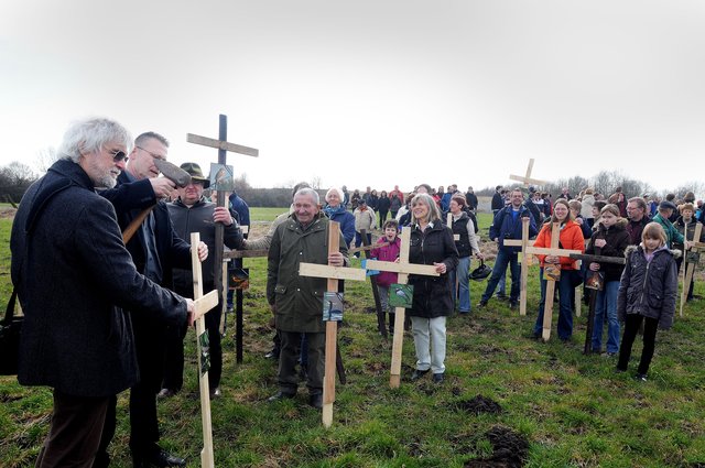 Mit vielfältigen Aktionen hatten Naturschützer der Grünen und der Groppenbruch-Initiative in den letzten Jahren gegen eine Gewerbeansiedlung vor Ort gekämpft. Ihnen geht die jetzige Entscheidung nicht weit genug. Archivfoto: Schütze