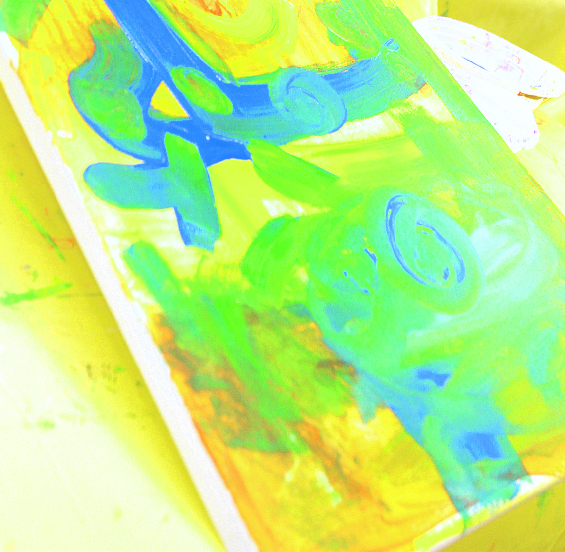 Mit Acrylfarben auf Leinwänden hantieren die Erstklässer der Eigener Grundschulen momentan.