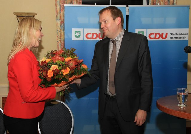 Der CDU-Vorsitzende Norbert Neß bedankt sich bei Gastreferentin Petra Vogt mit einem Blumenstrauß.