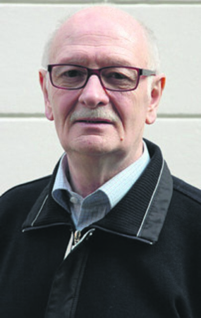 Klaus Stumpe präsentiert den Alt-Steeler Kalender.