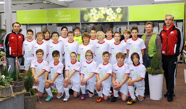 Co-Trainer Halit Koczak (li.), Andreas Laukart, Trainer der D2Jugend, Sascha Priess (re.) mit Mannschaft