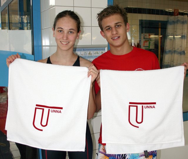 Verlassen das Schwimmbecken als Sieger: Katharina Neuhaus (Pestalozzi-Gymnasium) und Jared Hornig (Geschwister-Scholl-Gymnasium). | Foto: privat