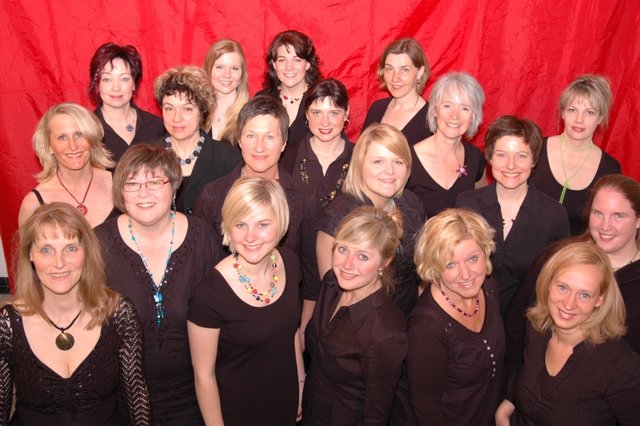 Der All Woman Chor präsentiert Gospelsongs und weihnachtliche Musik.