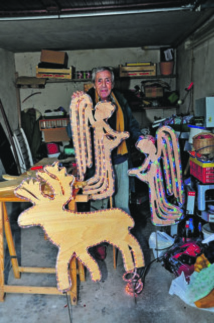Horst Steffan kann auch Elektrik: Seine weihnachtlichen Holzfiguren bringt der Bastler mit bunten Lichterketten zum Strahlen.