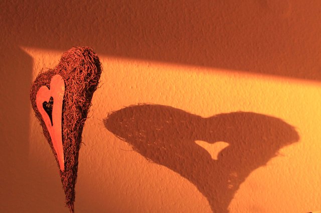 Die tief stehende Abendsonne zauberte dieses besinnliche Licht samt Schattenmalerei an der Wand