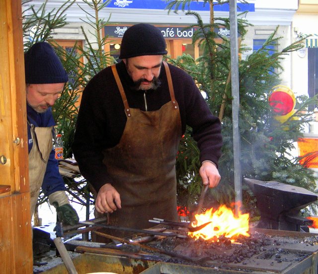 Der Schmied auf dem Weihnachtsmarkt in Bad Urach