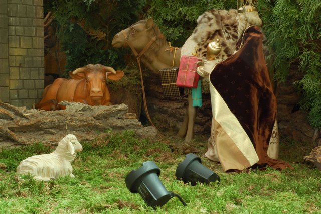 Beleuchtete Krippe in Rindern, da "strahlt" der König