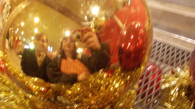 Bruni bei Tino in der Weihnachtskugel - ach nee... in Berlin!!!