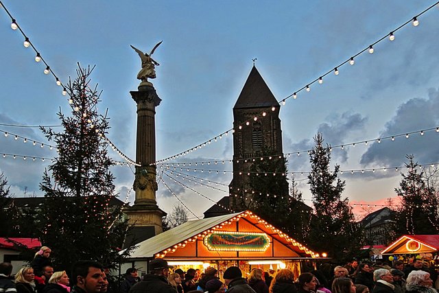 Weihnachtswald auf dem Altmarkt in Oberhausen im Schatten der Kirche Herz Jesu