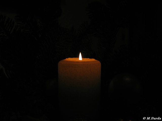 Ein Lichtlein brennt