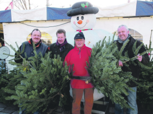 Beim Tannenbaumverkauf des Altenhilfevereins ist immer viel Spaß dabei. | Foto: RB-Archiv