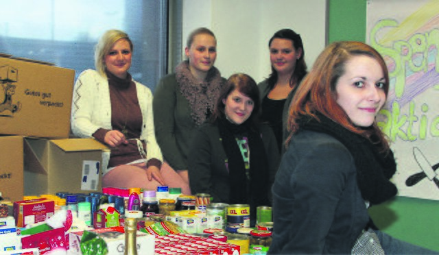 10 Kisten voll Süßigkeiten, Lebensmittel und Drogerieartikel übergaben die Auszubildenden der Agentur für Arbeit Dortmund an die Dortmunder Tafel e.V.