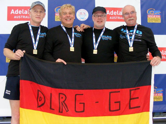 Gold für die  4x25-Meter-Puppen-Staffel (vl.n.r.); Martin Zielony, Heiko Venohr, Thomas Romahn, Manfred Wöllke Foto: DLRG