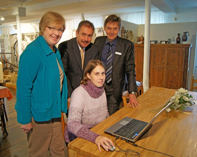 (V.l.n.r.) Museumsleiterin Jutta Lubkowski, Volksbank-Chef Guido Lohmann, Harald Lenßen vom Museumsverein und, am Laptop sitzend, Michaela Krauskopf.Foto: privat