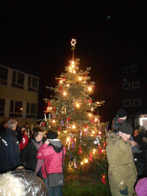 Auch zum traditionellen "Weihnachtsbaum-Richtfest" trifft sich ganz Vonderort an "seiner" Schule.