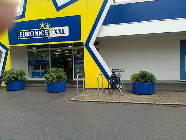 Hier ist kein Dieb vor Entdeckung sicher: Fahrradständer mit kurzem Weg zum Eingan.