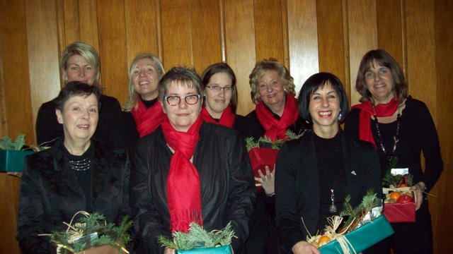 Beim anschließenden Sektempfang im Matthäusheim wurden die Gründungsmitglieder des Chores Cantus Vivendi, Mechthilde Meis, Bärbel Unselt, Lydia Lammers, Petra Hüppe (Vorsitzende), Katja Bente, Cornelia Grotehusmann, Kristina Kruschinski (Chorleiterin) und Cordula Vadder (v.l.n.r.), geehrt.