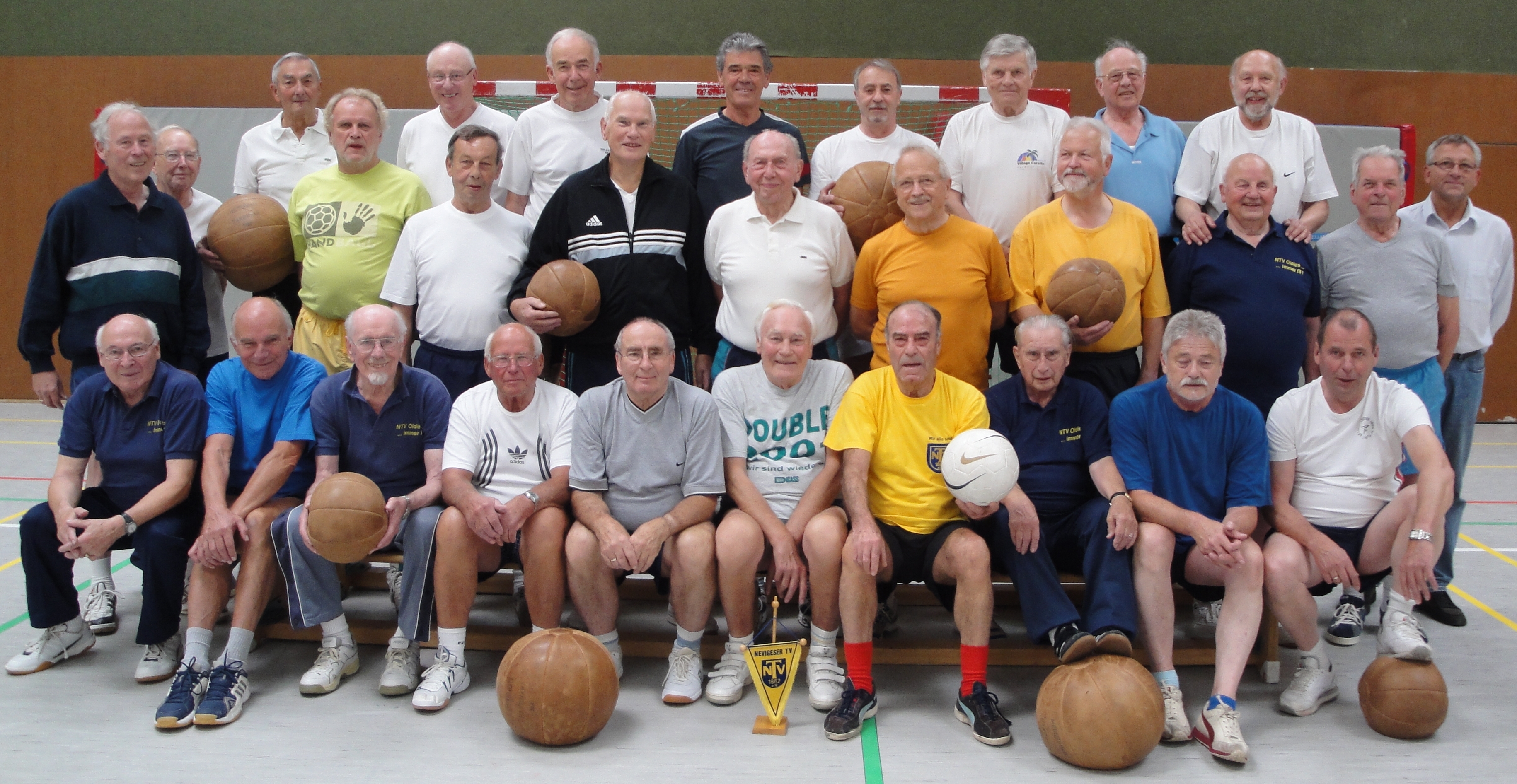 Die "NTV-Oldies" in der Nevigeser Halle am Waldschlößchen aktiv !