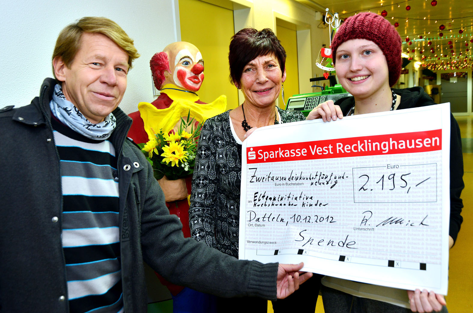 Ralf Ullrich übergibt den Scheck an Roswitha Raabe (Mitte) und Vivian von der Elterninitiative krebskranker Kinder. Foto: Krusebild