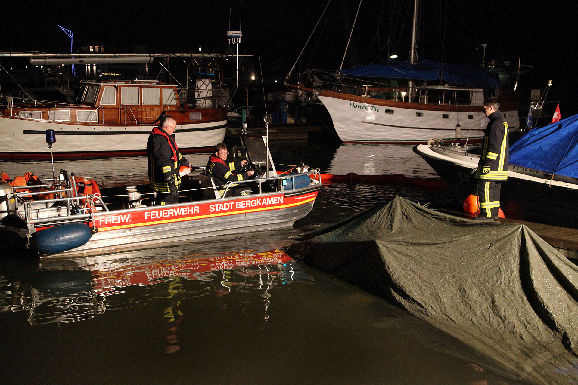 Eine Motoryacht versank im Hafen in Bergkamen.