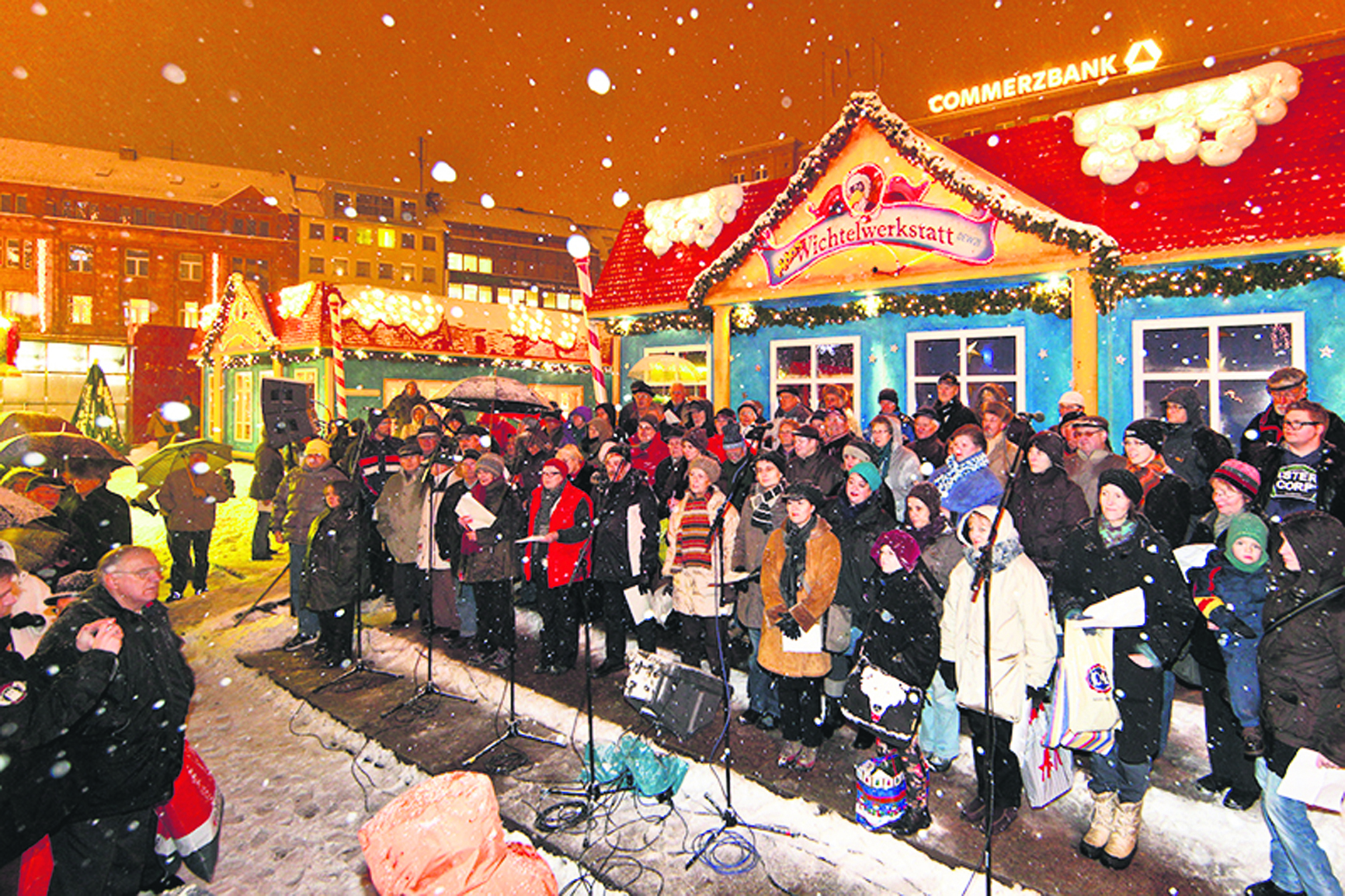 Am Abend wor dem Heiligen Abend erklingen ab 19 Uhr auf dem Weihnachtsmarkt Weihnachtslieder.