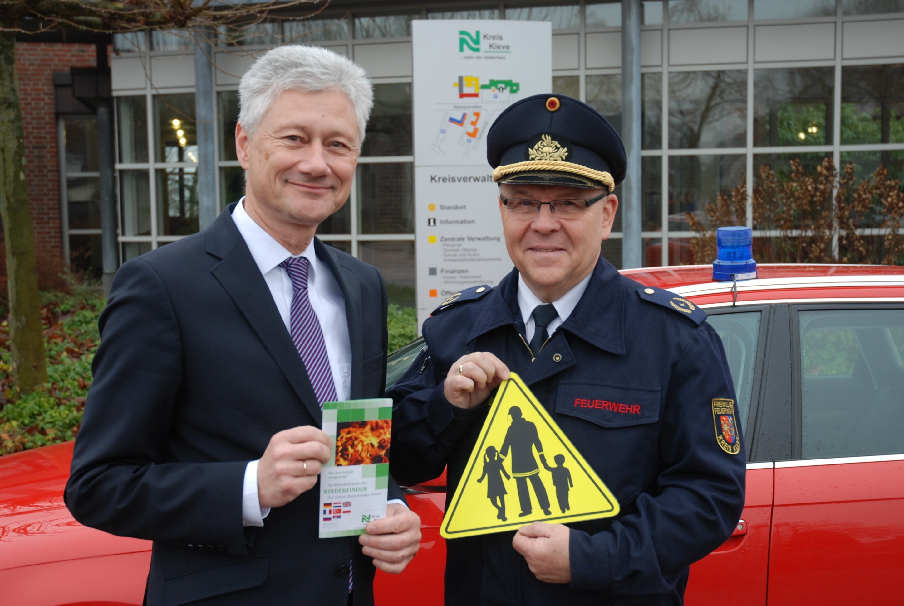 Landrat Wolfgang Spreen und Kreisbrandmeister Paul-Heinz Böhmer
stellen den neuen Flyer und den Aufkleber (hier in Großformat) vor