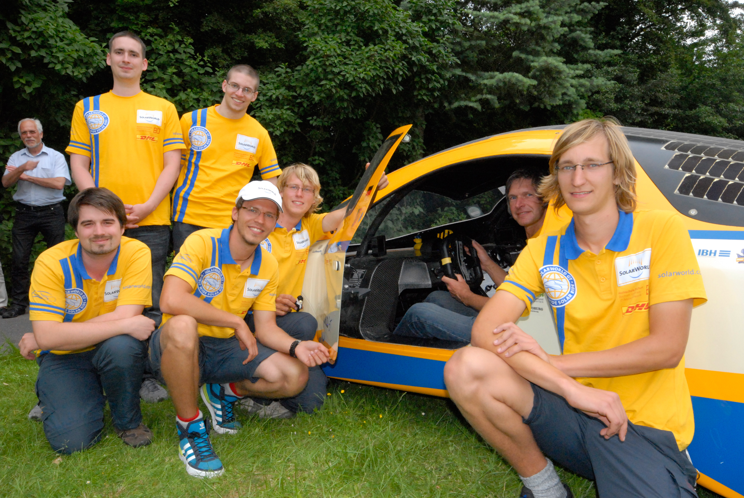 Geron Löbbe am Steuer des Solar-Mobil