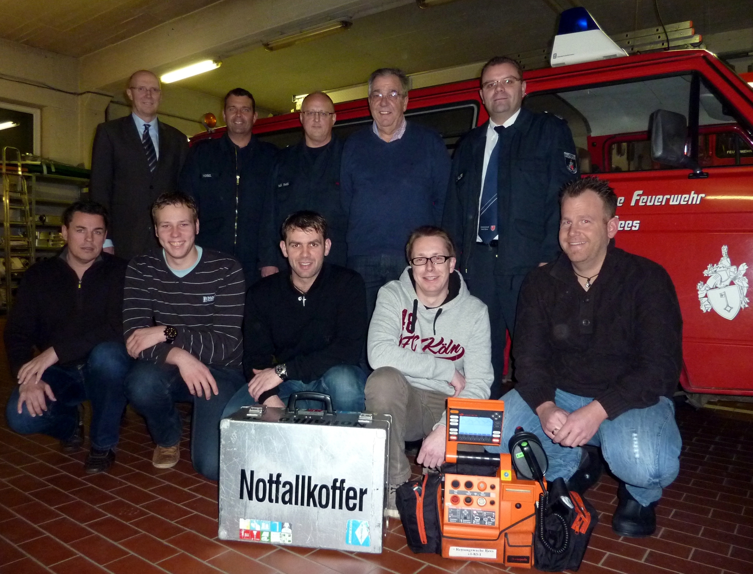 Die First-Responder-Gruppe bestehend aus Lars Tiggelbeck, Nils Peters, Marcel Heuberg, Sebastian Böing, Andre Bossmann (kniend v. l. n. r.) und Peter Fenger (hintere Reihe 2. v. r.) mit Bürgermeister Christoph Gerwers und den Wehrführern Jörg Vogel, Hans-Gerd Thiel und Carsten Rulofs (hintere Reihe v. l. n. r.) Foto: Privat