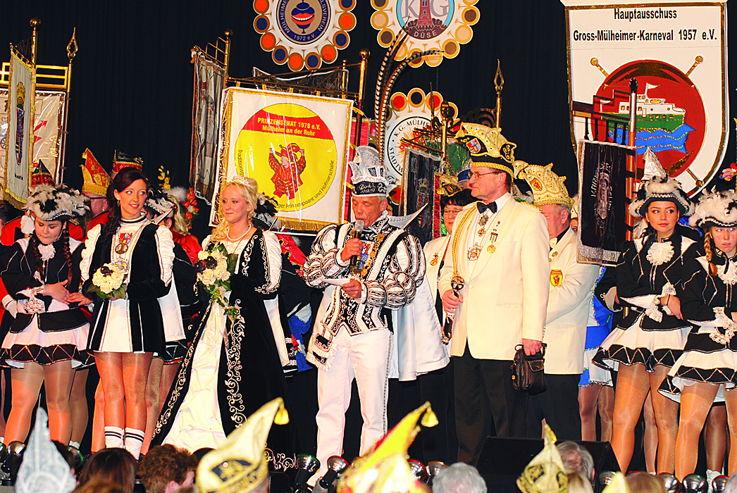 Rund 400 Jecken feierten kürzlich das 55. Jubiläum des Hauptausschusses Groß-Mülheimer Karneval 1957 e.V.. Mit einem bunten Bühnenprogramm im Festsaal der Stadthalle wurde dieses besondere Jubiläum gebührend gefeiert.