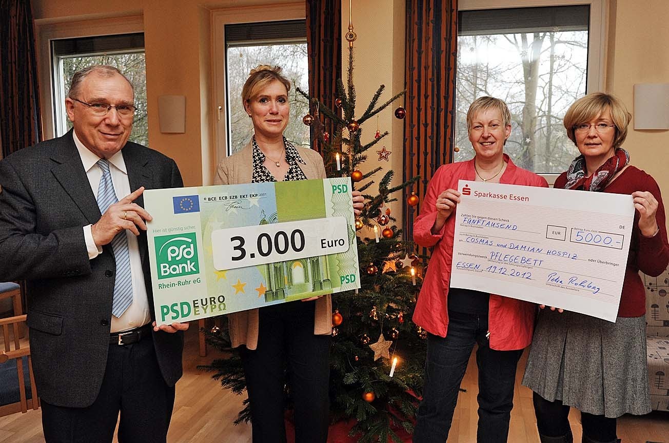 Hans-Joachim Hesse, Vorsitzender der Cosmas + Damian Hospiz Stiftung, Claudia Sauerbaum, 2. Vorsitzende im Stiftungsvorstand, Hospizleiterin Bernadette Meyer und die Fördervereinsvorsitzende Petra Rohrberg freuen sich über die großzügige Unterstützung der Hospizarbeit.