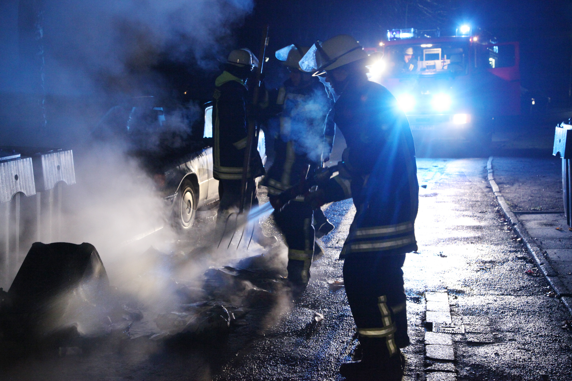 Feuerwehrleute löschten die Brände in Brambauer.