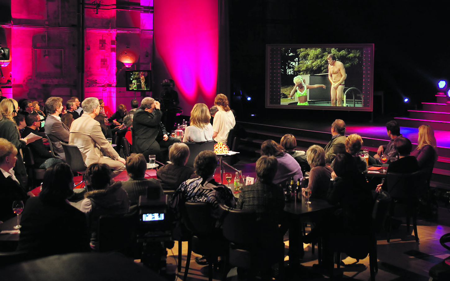 TV-Klassiker auf der Showbühne: (von rechts) Moderatorin Katrin Bauerfeind und die Comedians Kim Fisher, Oliver Kalkofe, Thomas Hermanns und Ingolf Lück kommentieren beim WDR-“Fernsehabend“ in Christian Stratmanns RevuePalast Ruhr Einspielfilme zum Thema Liebe.