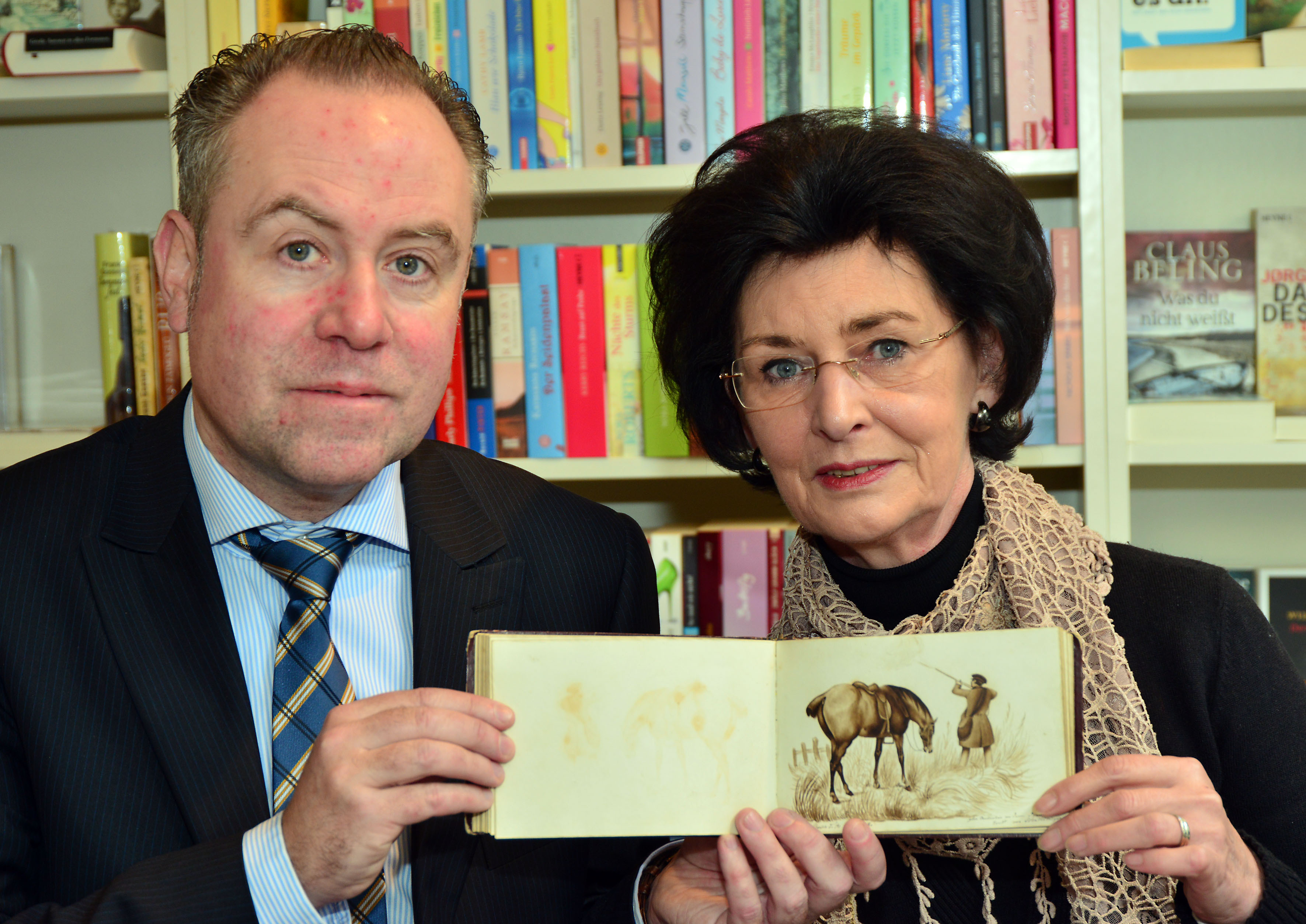 Dr. Kordes vom Stadtarchiv und Gabriele Streubel mit dem Buch von Landrat Reitzenstein. Foto: Krusebild