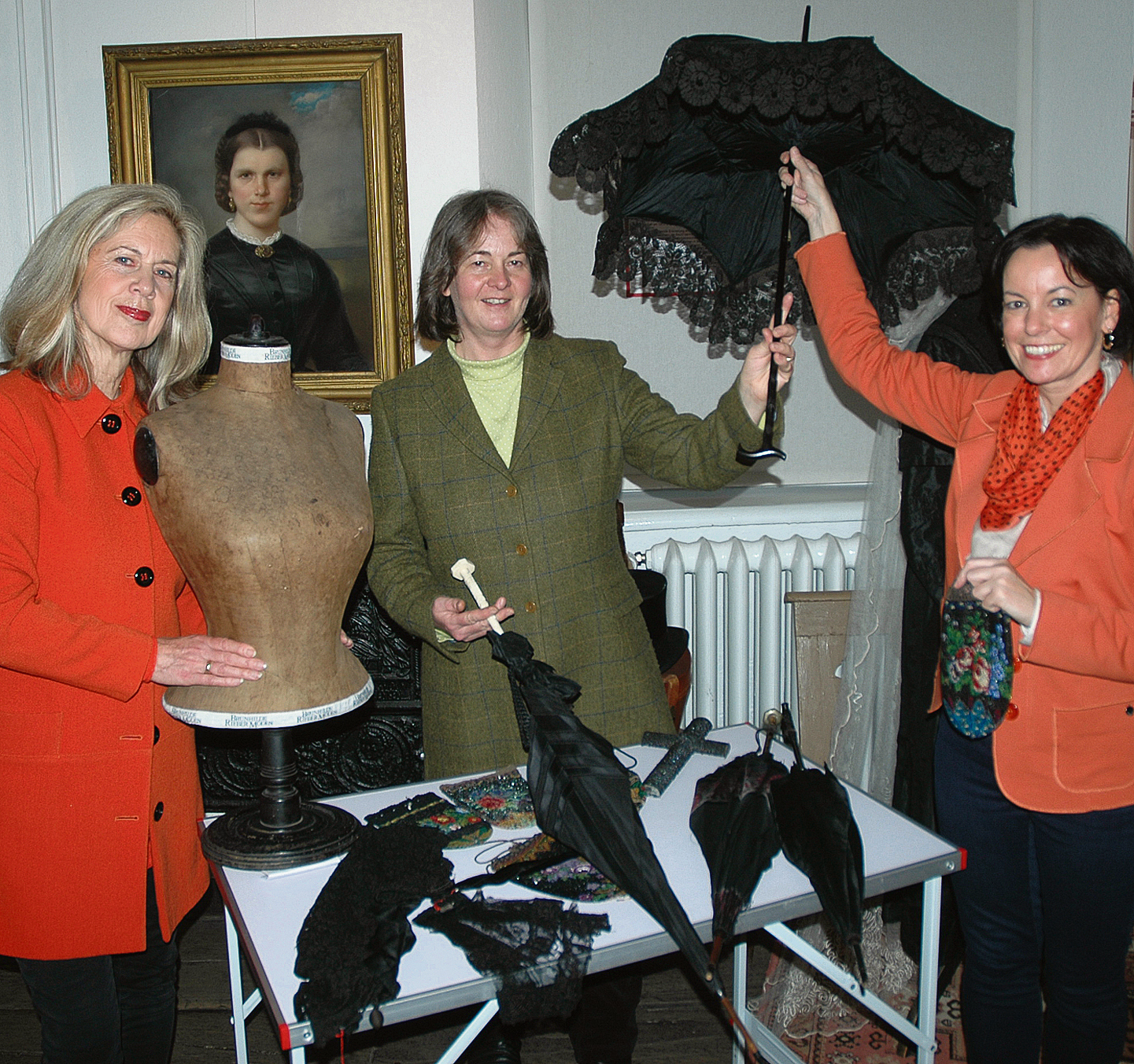 Museumsleiterin Jutta Törnig-Struck freut sich über die Geschenke von Brunhilde Rieber (li.) und Ines Schilp.