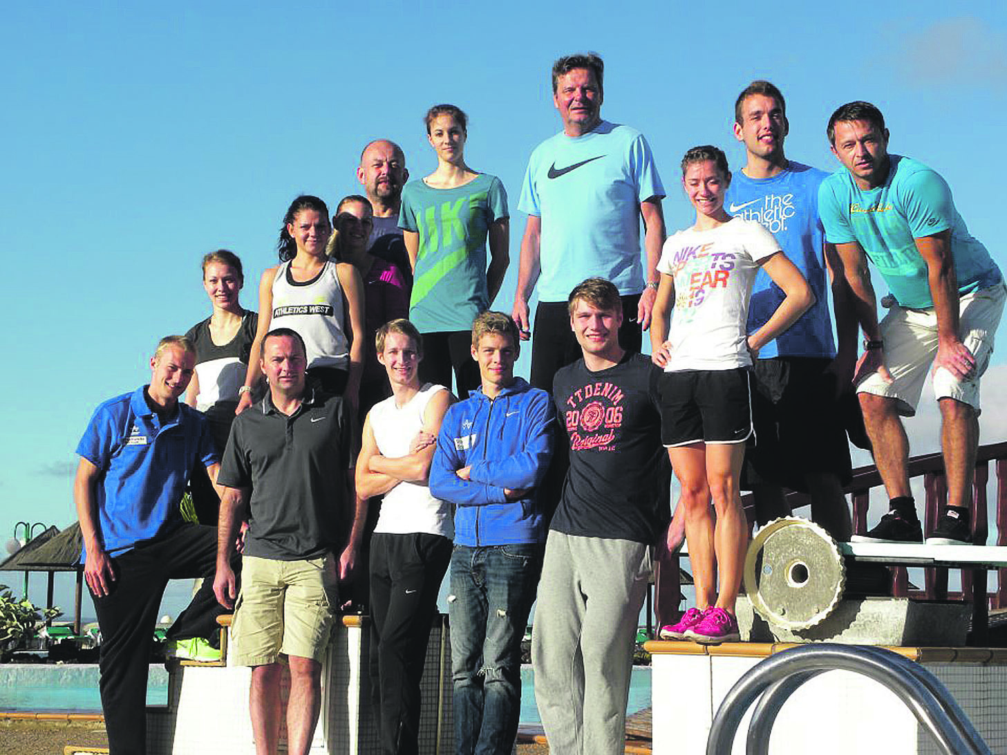Das Gruppenbild zeigt die Wattenscheider Leichtathleten mit den Trainern André Ernst, Slawo Filipowski und Miro Jasinski sowie Manager Michael Huke am Pool.