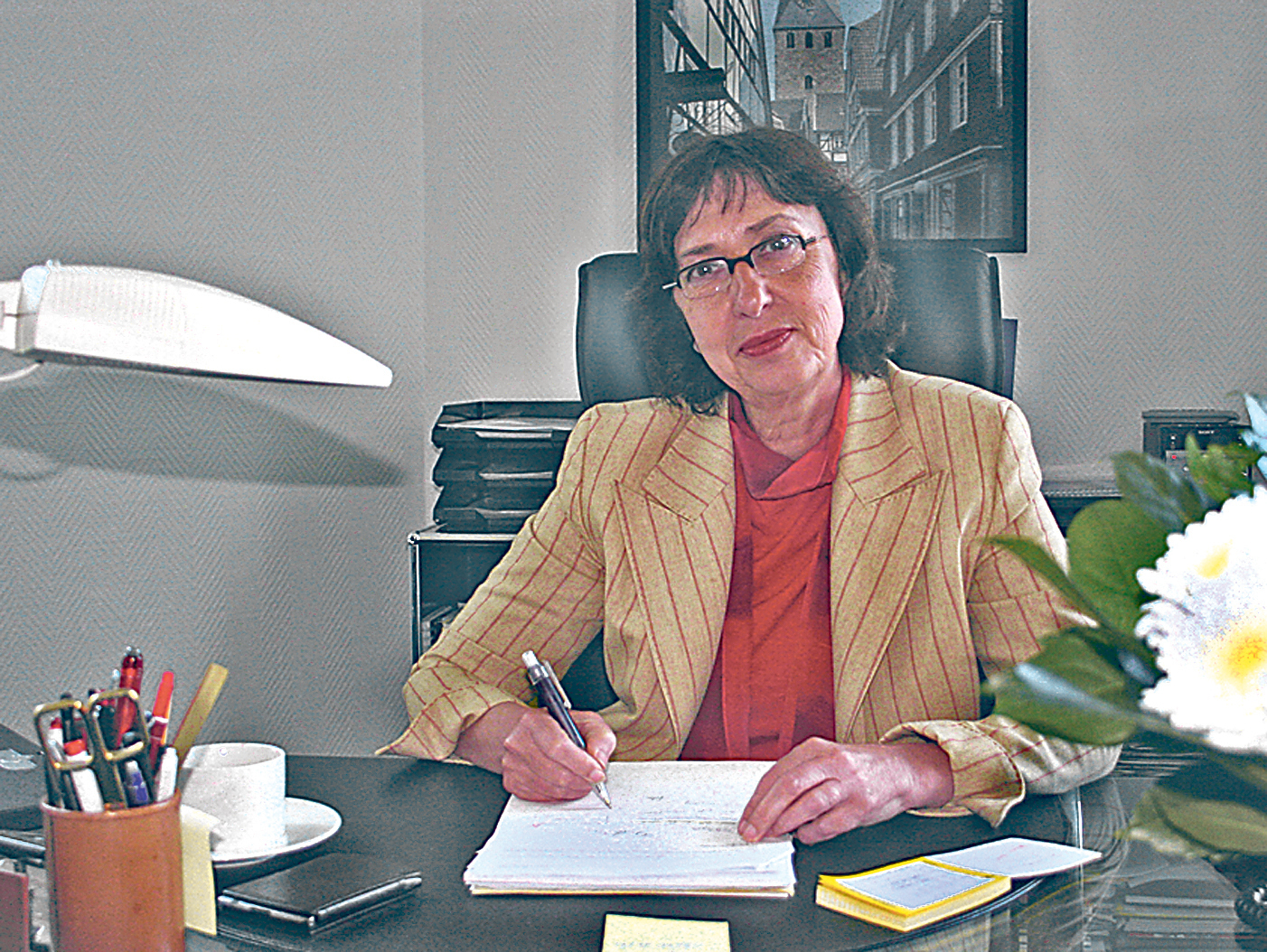 Bürgermeisterin Dr. Dagmar Goch an ihrem Schreibtisch im Rathaus. Wie in jedem Jahr zieht sie auch in diesem Jahr zum Jahreswechsel Bilanz.