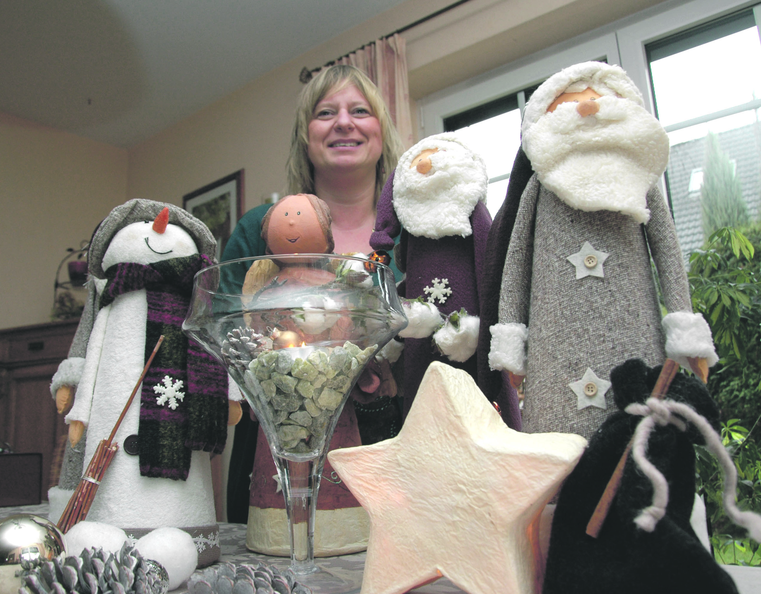 Britta Wörmann hat neben Engeln und Weihnachtsmännern in diesem Jahr auch Sterne und Schneemänner gebastelt. Foto: Jörg Terbrüggen