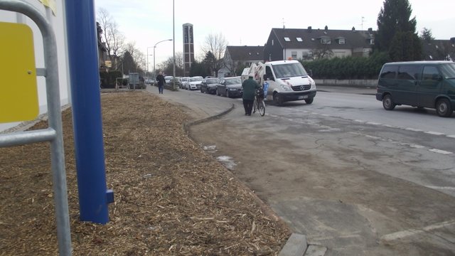 Der Gehweg der Mündelheimer Straße endet ca. 20 Meter vorher