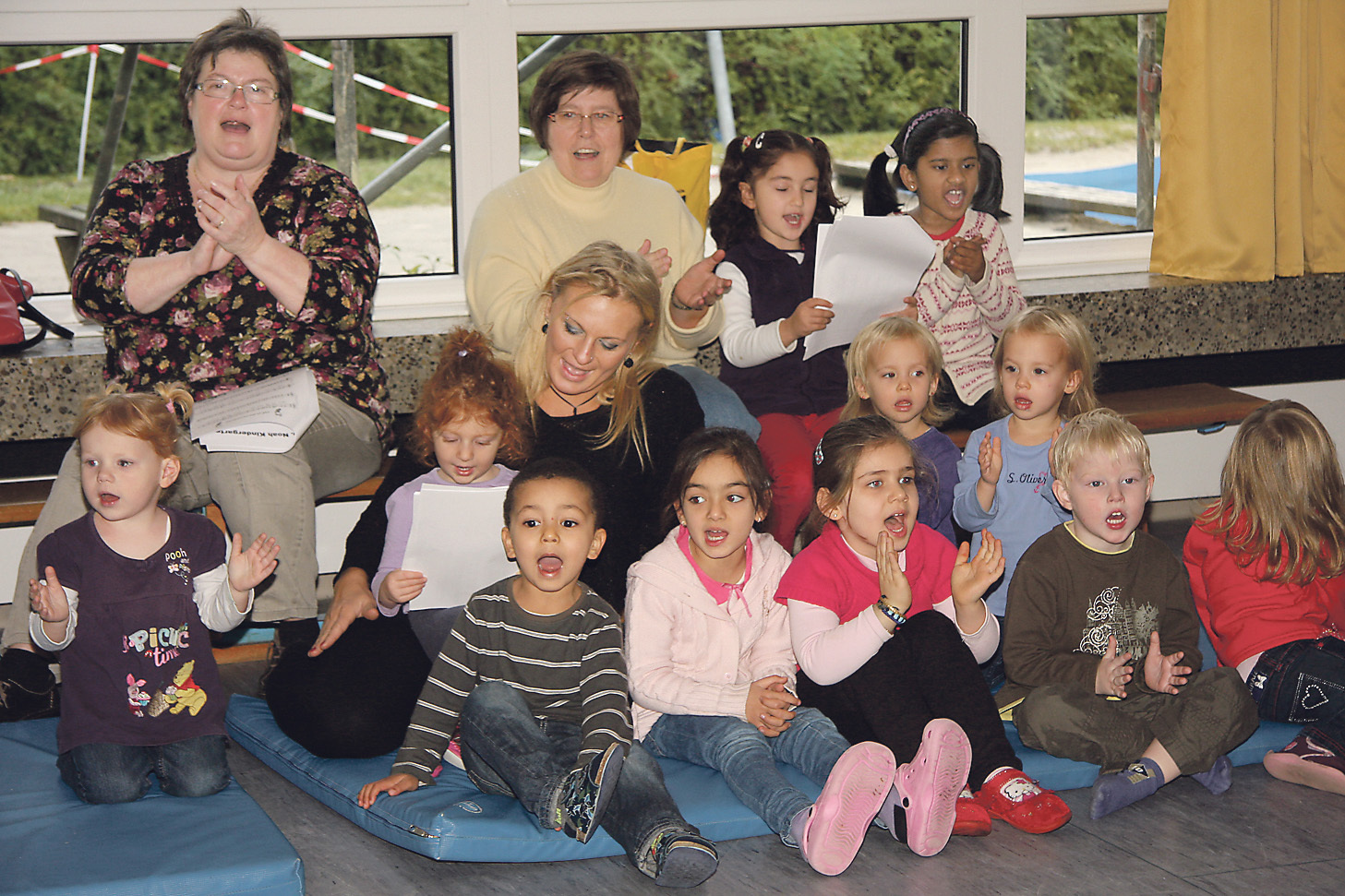 Gemeinsam mit ihren Betreuern und den Singpaten sangen die Kinder des Noah-Kindergartens in den letzten Wochen jeden Montag Adventslieder. Foto: Thiele