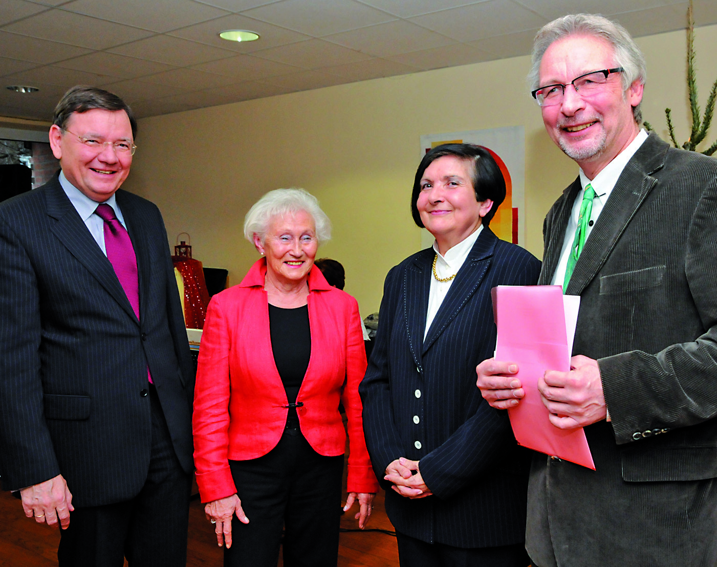 Diakoniepfarrer Karl-Horst Junge (l.) zeichnete zusammen mit Frank Wieczorek, Geschäftsführer des evangelischen Seniorenzentrums, Rosemarie Grolms (2.v.l.) und Janine Reichart mit dem Goldenen Kronenkreuz aus.